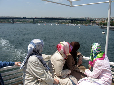 Первая группа, которая является самой традиционной религиозной мусульманской женщиной, - это прежде всего головной убор, или хиджаб, и длинный сукман (так что запястья и лодыжки покрыты, конечно, без ожерелий), часто налагаемые на все это мусульманское пальто