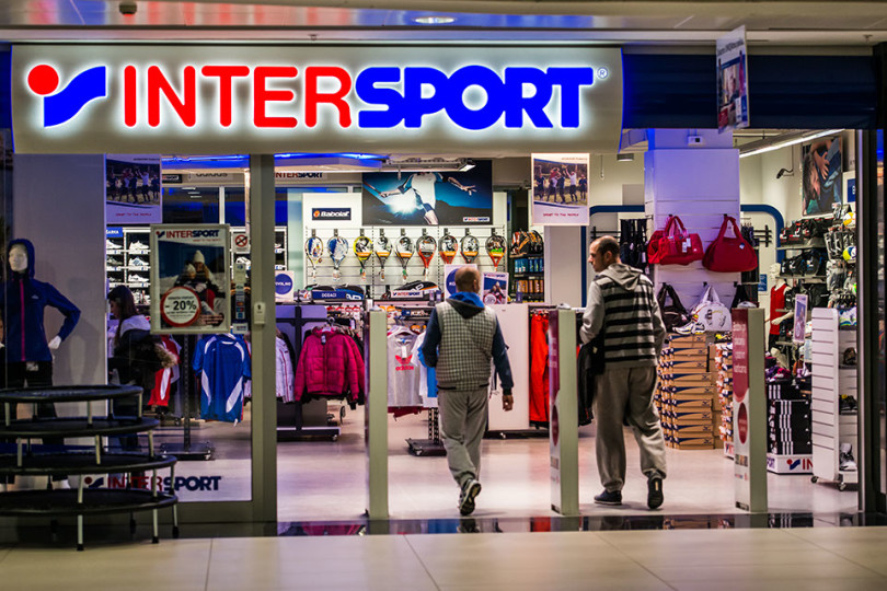 При выводе на украинский рынок нового бренда основатель Эпицентр К Александр Герега заявлял, что компания планирует за три года открыть в Украине 40-50 магазинов Intersport